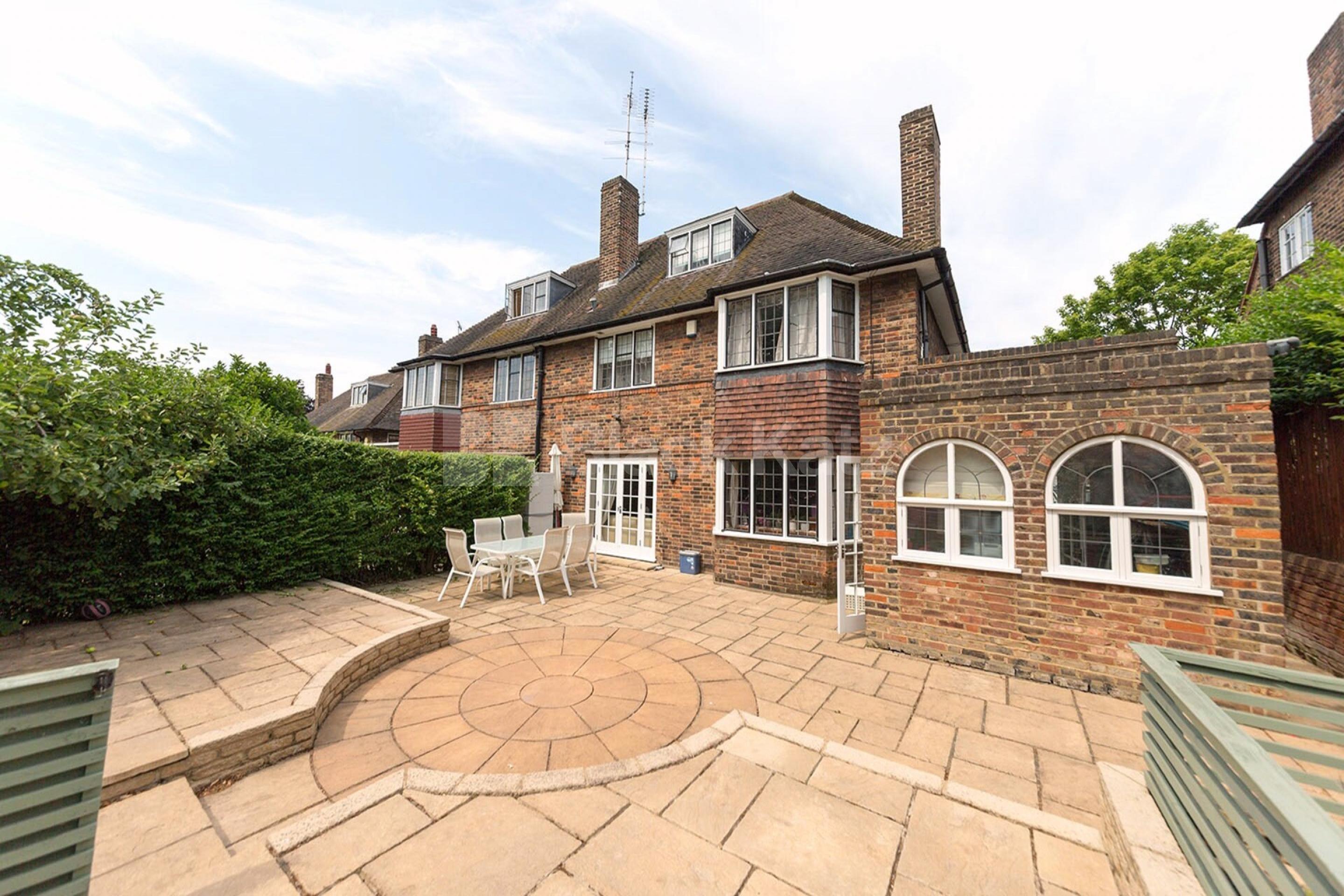 A Beautiful double receptioned 4 bedroom house in the hampstead suburbs Brim Hill, Hampstead Garden Suburb  N2